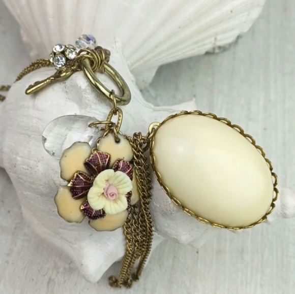 Vintage Cream Stone Enameled Flower Rhinestone Chain Fringe Pendant Necklace - Picture 4 of 8